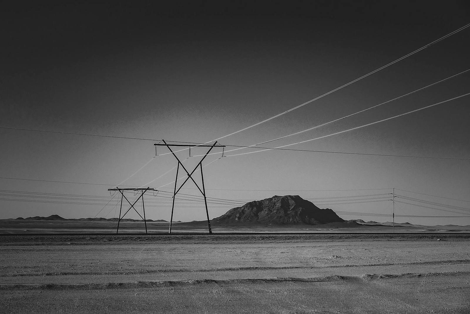 Líneas de transmisión eléctrica en el desierto